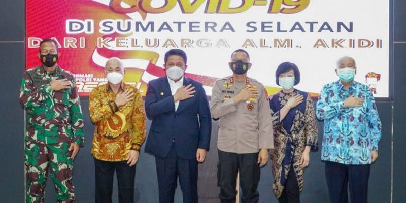 Penyerahan secara simbolis bantuan keluarga Akidi Tio kepada Kapolda Sumatera Selatan/Ist