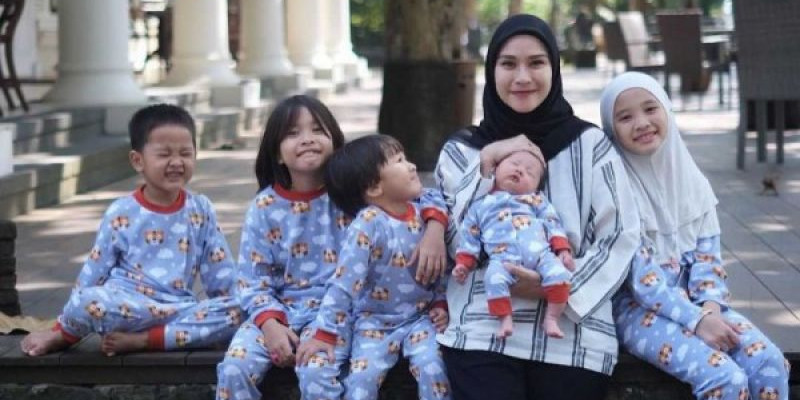 Zaskia Adya Mecca bersama kelima anaknya/ Net