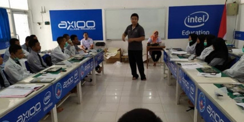 Kelas perakitan laptop bersama Axioo pada kompetensi keahlian Teknik Komputer dan Jaringan SMKN 1 Brebes.