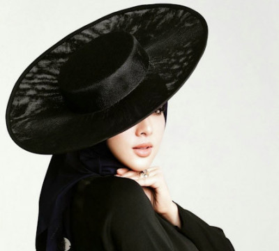 Gaya Klasik Syahrini Kenakan Topi, Tak Kalah Cantik Dari Kate Middleton