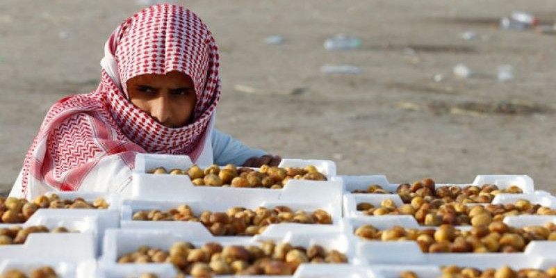 Seorang pedagang kurma menunggui kedatangan pembeli di pasar dekat kawasan Utaiqah, Riyadh, Arab Saudi/ Foto: REUTERS/Faisal Al Nasser