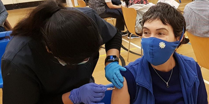 Seorang perempuan menerima vaksin Covid-19/ Foto: pixabay/ VGC-Group

