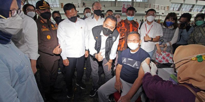 Walikota Surabaya foto bersama saat Dahlan Iskan menerima vaksin, Sabtu (4/9)/Ist