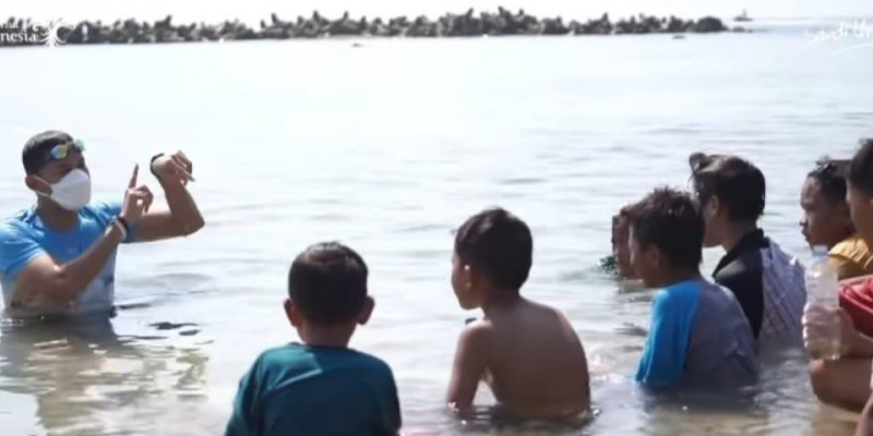 Sandiaga Uno saat berenang bersama anak-anak di Pulau Untung Jawa, Kepulauan Seribu/ Foto; Instagram @sandiuno