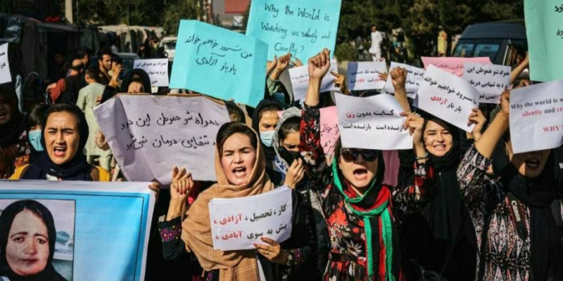 Sejumlah perempuan yang berdemo di kota Kabul, Rabu (8/9/21) waktu setempat. Para demonstran memprotes pengumuman susunan pemerintah sementara tanpa menyertakan perempuan/ Net