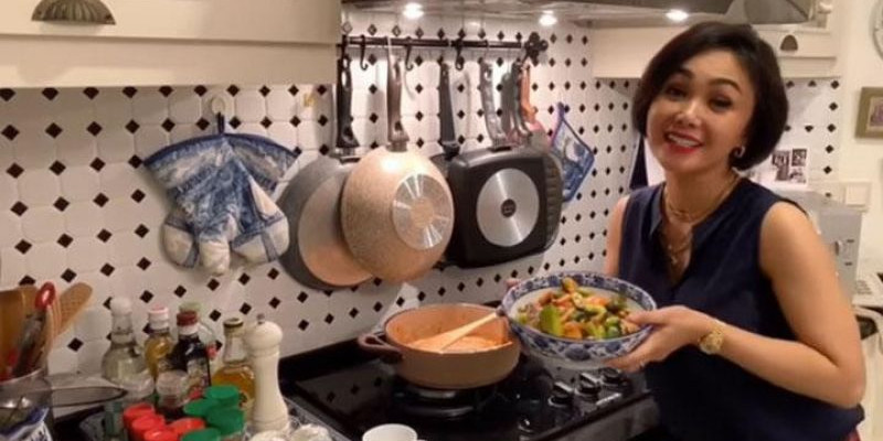 Penyanyi Yuni Shara di dapur yang menjadi ruang favoritnya dalam rumah/ Net