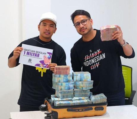 Youtuber Putra Siregar saat menyerahkan dana bantuan pembangunan sekolah sebesar 1 Milyar Rupiah kepada Jovialdalopez/ Net