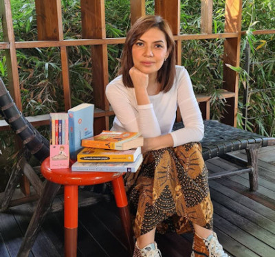Tampil Kekinian dengan Padu Padan Batik dan Sneakers ala Najwa Shihab