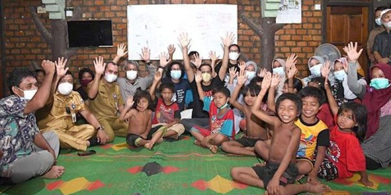 Mendikbudristek Nadiem Makarim bersama guru, orangtua, dan anak-anak Suku Anak Dalam/ Foto: Dok.Kemendikbudristek