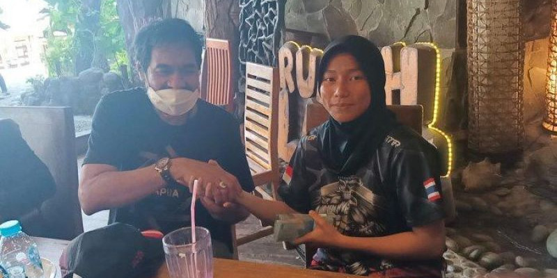 Ketua Umum KONI Aceh, H Muzakir Manaf menyerahkan bonus Rp 10 juta kepada peraih medali emas Muaythai PON Papua 2021, Dara Phonna, Senin (4/10/2021)/ Net

