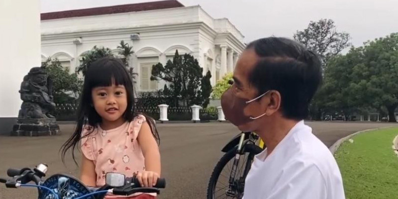 Presiden Joko Widodo bersama sang cucu Sedah Mirah saat bermain bersama di Istana Bogor/ Net