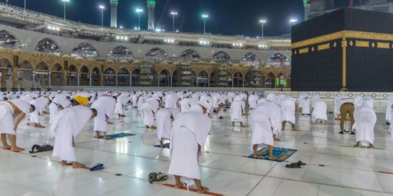 Umat Islam tetap menjaga jarak sosial saat menjalankan ibadah umrah/ BBC