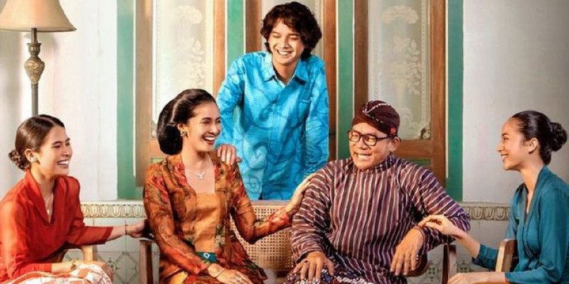 Sinopsis film Losmen Bu Broto mengisahkan keseharian Bapak dan Ibu Broto bersama ketiga anaknya dalam mengelola losmen/ Foto: Arsip Paragon Pictures 


