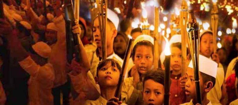 Sejumlah anak melakukan pawai obor dan takbir keliling dalam rangka merayakan Maulid Nabi, beberapa tahun lalu/ Net