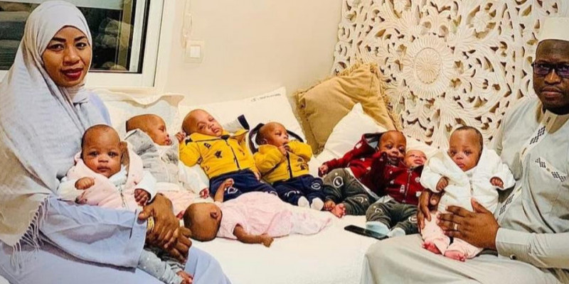 Halima Cisse beserta suami bersama delapan dari sembilan bayi kembar mereka/ Net