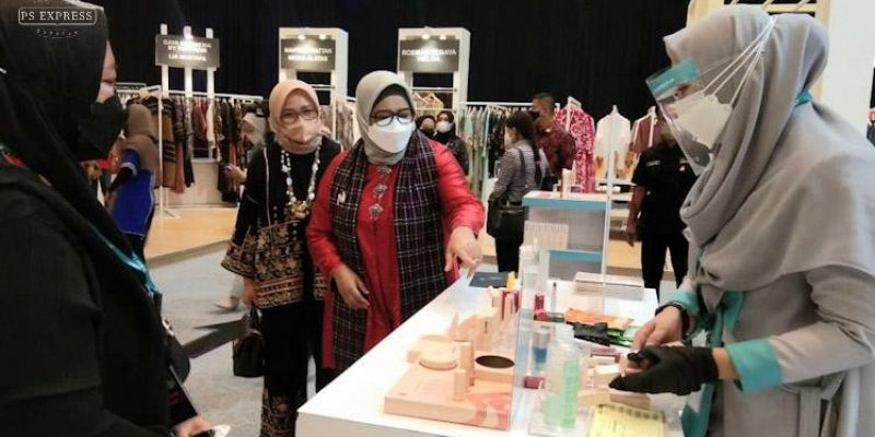 Mengenakan busana berwarna merah dan selendang, Bu Fery berkeliling area pameran dan masuk ke sejumlah tenant gallery untuk bertanya beberapa hal terkait produk yang dipamerkan/ FARAH