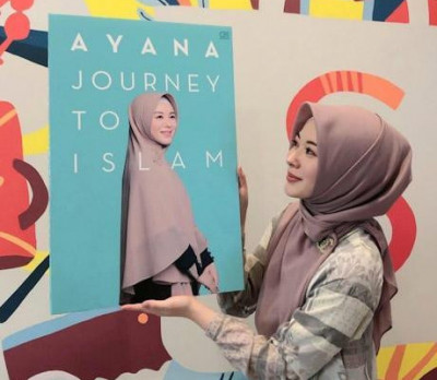 Konsisten Berhijab setelah Jadi Mualaf, Ayana Moon Berbagi Kisah Hidupnya lewat Autobiografi dan Vlog yang Menginspirasi