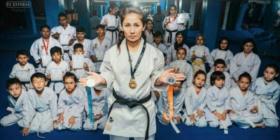 Lewat Karate, Pengungsi Afghanistan Meena Asadi Mengajarkan Perempuan untuk Berjuang Membela Hak Mereka