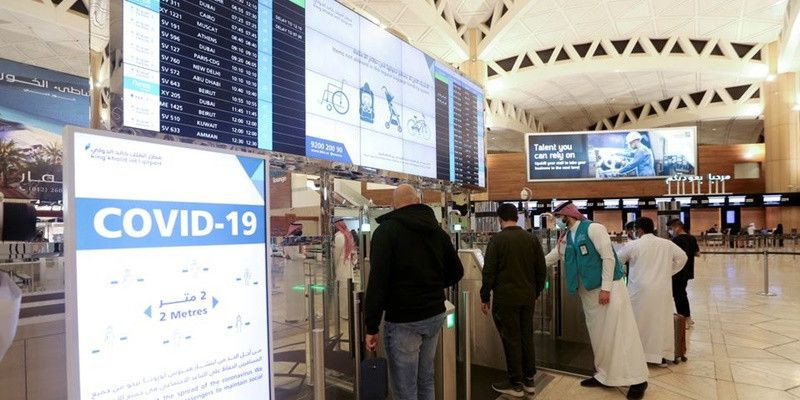 Warga negara Saudi memindai dokumen di gerbang Imigrasi digital di Bandara Internasional King Khalid/Net
