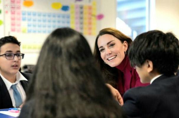 Kate Middleton bercengkrama bersama siswa SMA Nower Hill, London. Ia telah menghabiskan 10 tahun terakhir menggali tentang perkembangan anak usia dini/ Foto: Getty Images
