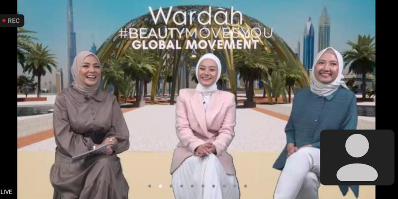 Dinda Hauw (tengah) saat menjadi nara sumber dalam konferensi pers Wardah, Rabu (8/12) dalam rangka Dubai Modest Fashion Week/ FARAH