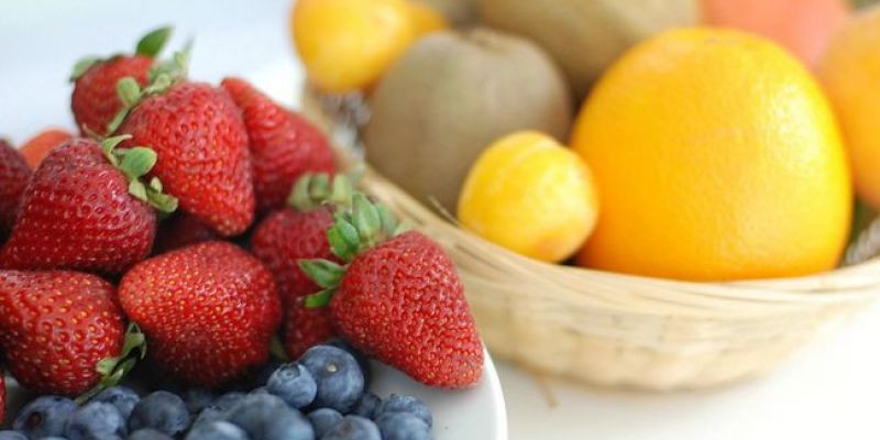 Stroberi dan blueberry dipercaya mampu menjaga kesehatan jantung dengan baik/ Net