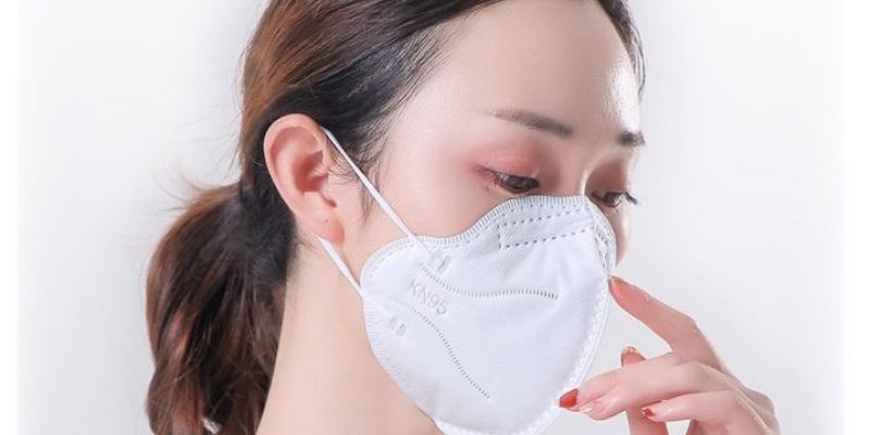 Masker medis lebih baik dari masker kain, namun dengan syarat harus dikenakan dengan baik dan benar menutupi wajah, terutama hidung dan mulut/ Net
