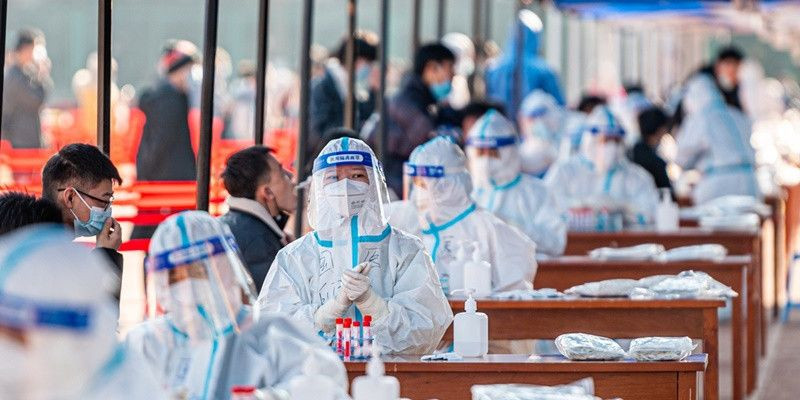 Staf medis melakukan tes asam nukleat di Universitas Politeknik Northwestern di Xi'an, Provinsi Shaanxi, China Barat Laut pada 21 Desember 2021/Netxi-an, covid-19, 