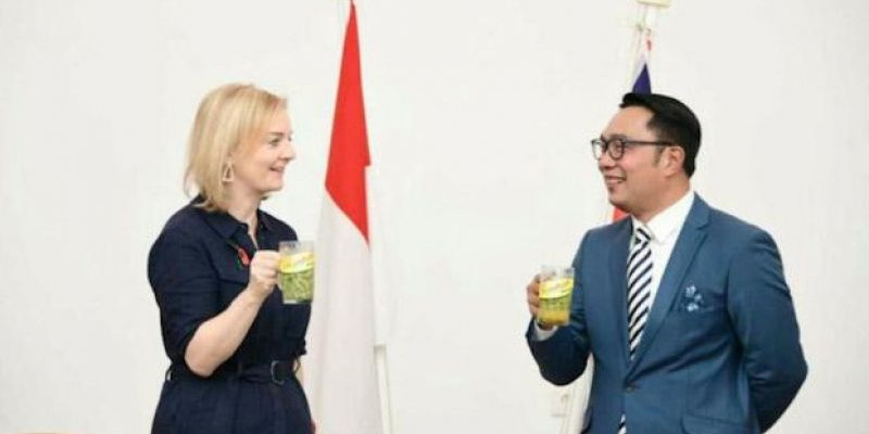 Gubernur Jawa Barat Ridwan Kamil menyuguhkan es cendol saat menerima Menteri Luar Negeri Inggris Elizabeth Truss di Gedung Creative Center, Bogor (12/11/2021)/Foto: Humas Jabar
