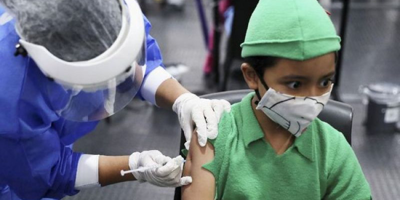 Perhatikan betul kebutuhan anak sebelum dan pasca vaksinasi, agar anak siap dan tidak cemas. Bunda juga dapat membantunya mengurangi sakit pasca vaksina/ Foto: Reuters

