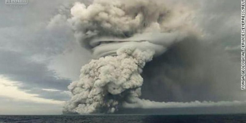 Abu naik ke udara setelah letusan gunung berapi bawah laut yang kuat di Pasifik Selatan/ Net



