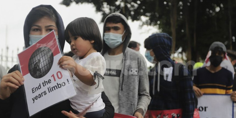 Pencari suaka asal Afghanistan melakukan aksi unjuk rasa di kawasan Monumen Nasional (Monas), Jakarta, Rabu (19/1/2022)/ Foto: Suara.com