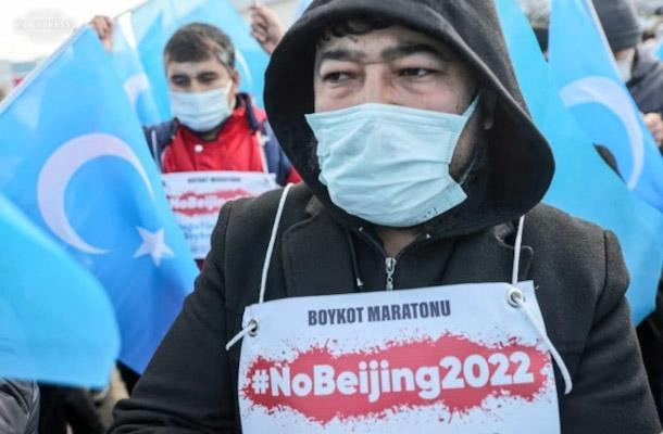 Pendemo menyerukan boikot terhadap rencana penyelenggaraan Olimpiade musim dingin di Beijing karena perlakuan pemerintah China terhadap warga muslim Suku Uyghur di Xinjiang/ Net