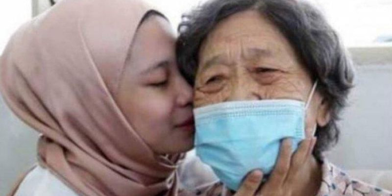 Rohana Abdullah (22) bersama ibu angkatnya, Chee Hoi Lan yang mengasuh dirinya sejak bayi serta menjaga keislamannya/ Net



