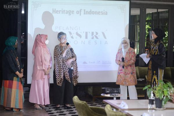 Para desainer berbincang dengan Ibu Renata Siagian dari Kementerian Luar Negeri dalam acara 'Heritage of Indonesia' HUT Ke-3 Pelangi Wastra Indonesia/ Foto-foto: Agung Hadiawan