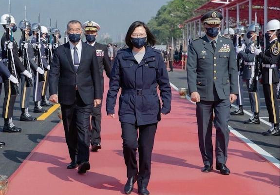 Tsai bertekad menjadikan Taiwan sebagai bagian dari negara berdaulat yang cemerlang di dunia dengan meningkatkan perekonomian melalui inisiatif di bidang bioteknologi, pertahanan, dan energi hijau.