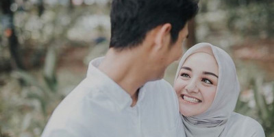 Dr. Aisah Dahlan: Hasil Penelitian UCLA Membuktikan Otak Suami Senang Sekali Kalau Istrinya Minta Uang