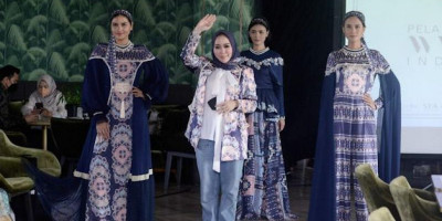 Menawan! Gita Orlin Padukan Keunikan Motif Tenun Sumba & Batik dalam Ethnic Diversity