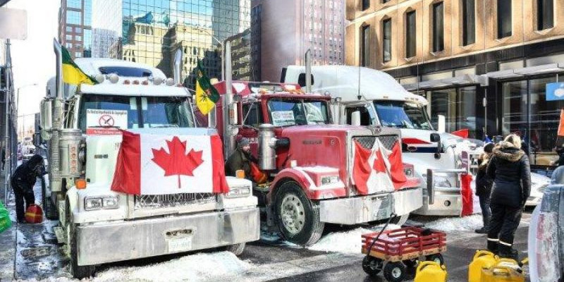 Blokade pengemudi truk yang berlangsung di Ottawa, Kanada. Mereka memprotes berbagai kebijakan ketat yang diberlakukan untuk memerangi pandemi/ Net
