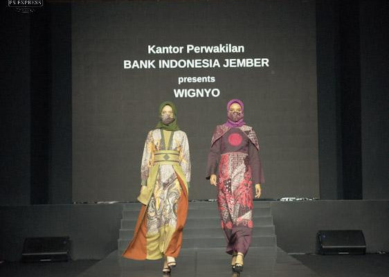 Mengangkat tema OSING sebagai apresiasi terhadap suku Osing, batik Banyuwangi diaplikasikan dalam koleksi modest wear yang terinspirasi dari elegansi dan estetika gaya Muslimah yang praktis.