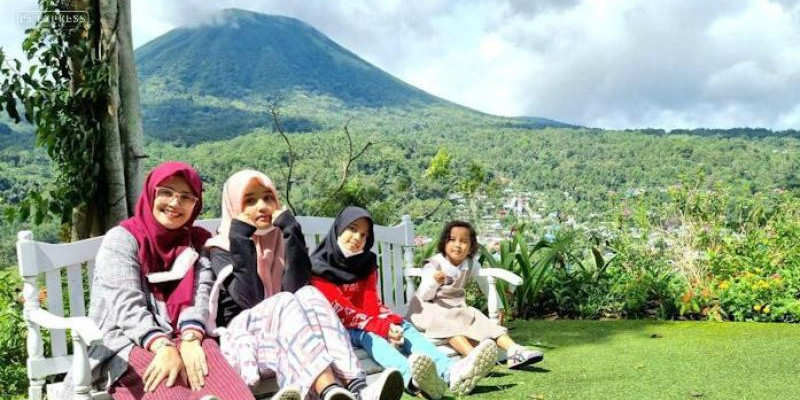 Merawat dan mengasuh anak perempuan dengan penuh kasih sayang, memberikan dukungan dan pendidikan yang layak untuknya, maka surga Allah Swt. insya Allah akan menanti kedua orangtuanya/ Foto: Ist JPK