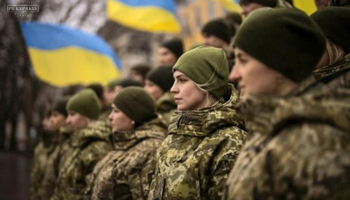 Desember lalu, Ukraina mengeluarkan dektrit yang mewajibkan perempuan berusia 18-60 tahun yang berada dalam kondisi sehat dan bekerja di berbagai bidang, untuk mendaftar dinas militer/ Foto: AP, WSJ