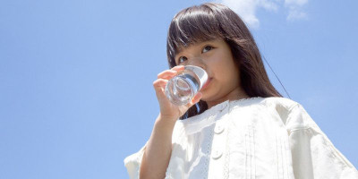 Nggak Sama dengan Kebutuhan Orang Dewasa ya Bund! Ini Takaran Kebutuhan Anak Minum Air Putih Dalam Sehari
