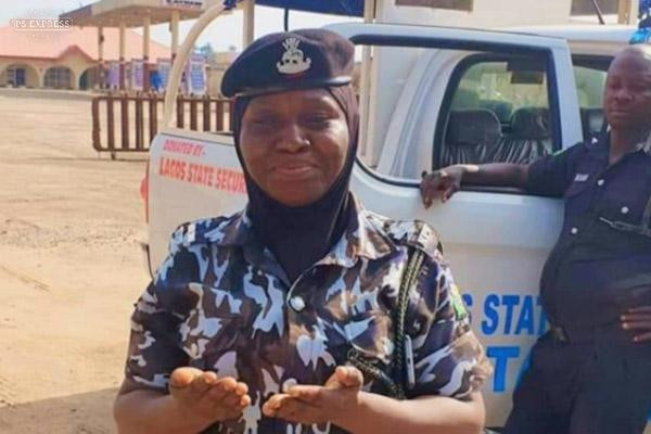 Seorang polisi wanita Muslim Nigeria mengucap syukur atas keputusan diperbolehkannya polwan mengenakan hijab/ Foto: Muslim News Nigeria