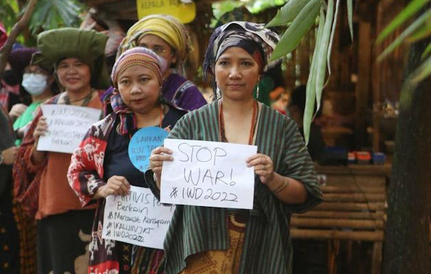 Nury Sybli, Praktisi Wastra Nusantara bersama para aktivis Perempuan Berkain menyerukan Stop Perang atas nama apapun karena perempuan dan anak-anak adalah korban yang paling menderita/ Foto: IKALUIN