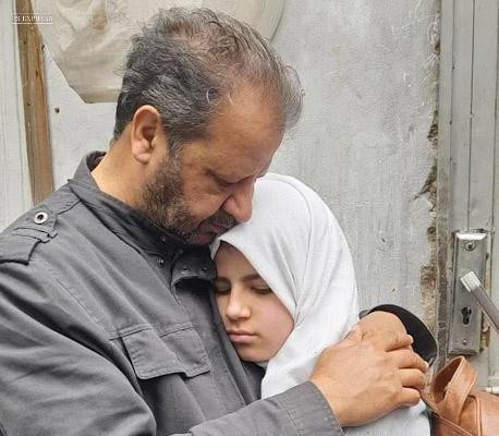 Seorang anak perempuan memeluk ayahnya sebelum masuk kembali ke kelasnya di hari pertama kembali ke sekolah/ Foto: Twitter @Yalda Hakim
