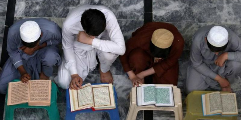 Mari maksimalkan ibadah Ramadhan ini, termasuk di antaranya dengan mencintai kitab suci, kita dapat menamatkan bacaan Al-Qur’an dengan khatam di akhir Ramadhan/ Net