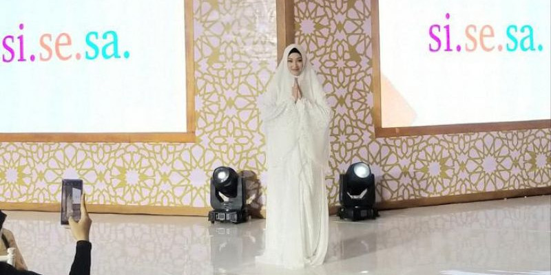 Angelina Sondakh tampil cantik mengenakan busana muslimah brand si.se.sa dalam pagelaran Runway Ramadan (14/4/2022)/ Foto: Farah