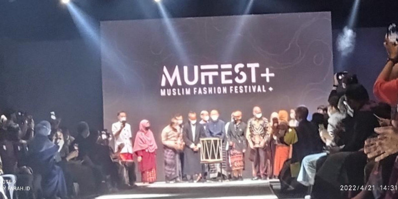 Teten Masduki membunyikan gendang tanda diresmikannya MUFFEST 2022/ Foto: FARAH

