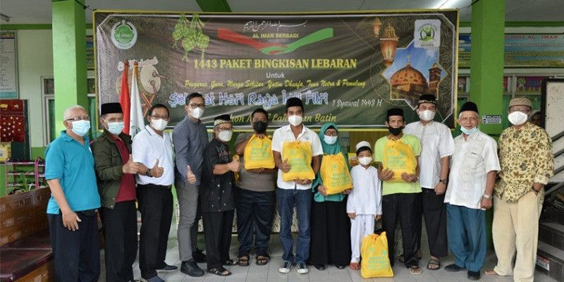 Distribusi paket sembako dari Yayasan Al Iman Antara Kota Bekasi secara simbolis oleh pengurus yayasan kepada perwakilan penerima di Kota Bekasi, Sabtu, 23 April 2022/Ist
